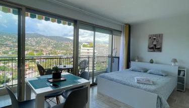 Cannes Marina Résidence Le Surcouf - Studio de 28m2 au 10ème étage avec piscine, terrasse, parking, vue montagne et port : Mandelieu-La Napoule - Foto 4