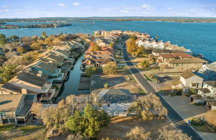 Contemporary, Luxury Retreat on Lake LBJ with Heated Pool - Foto 37