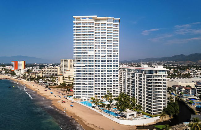 Oceanfront 1BR with Balcony & Pool - Foto 38