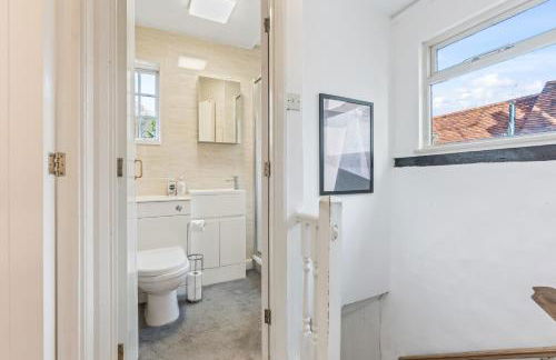 3BR Kingswood Cottage with Detached Unit - Photo 25