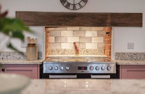 Luxury country oak beamed peaceful retreat - Photo 22