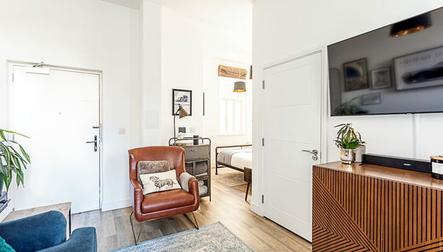 Contemporary Victorian Studio - Photo 2, Room