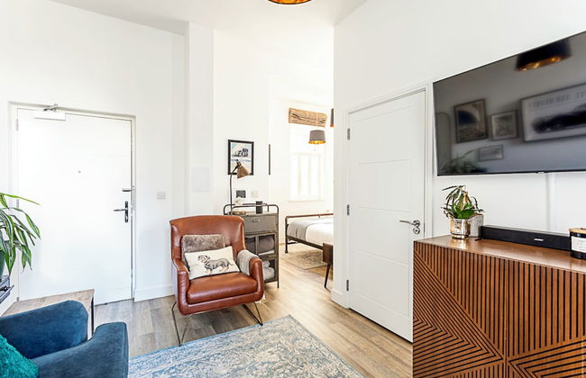 Contemporary Victorian Studio - Photo 2