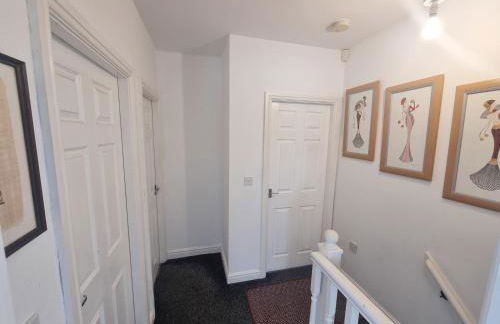 3 Bedroom House Perfect for Family Work Stays Easy Access to Manchester Oldham - Foto 31