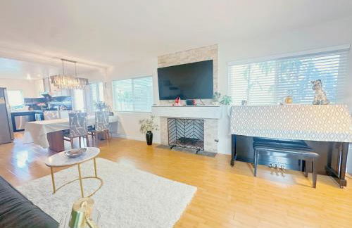 Brea Mall romantic two-bedroom house - Photo 1