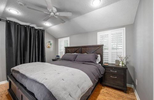 Charming 3BR Home Near DT with King Bed and Fire Pit - Foto 1