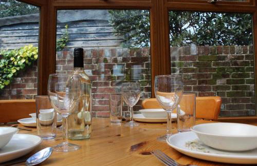 Lymington Courtyard: 4-Bed Modern Cottage Charm - Photo 16