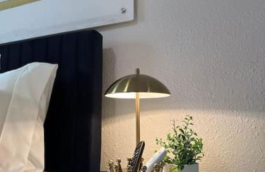 Step into School Spirit at the Golden Dome Getaway - Foto 59