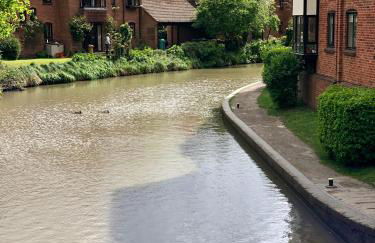 AB - Top floor 2 bed modern town centre apartment with parking for one vehicle - Foto 1