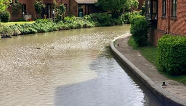 AB - Top floor 2 bed modern town centre apartment with parking for one vehicle - Foto 1