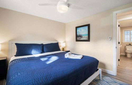 Minutes to Craigville Beach Private Patio and Backyard - Foto 13