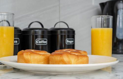 Beautiful Orpington Home w Pool Table and Driveway - Photo 58