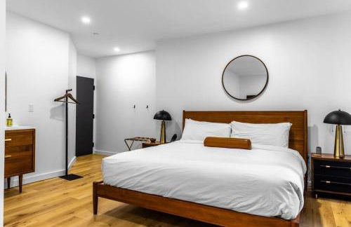 King Bed, DTWN Historic Hotel, Fiber Wifi, 50 in Roku TV, Room # 106 - Foto 9