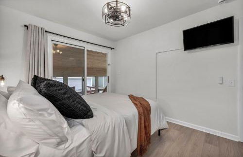 NEW! Modern Retreat Near CLE-Game Room-Renovated - Foto 37