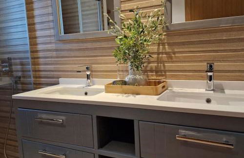 casa y piscina en un parque natural - Photo 46