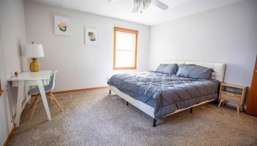 Work & Relax, 3BR Home with Office, Close to Downtown & Prairie Trail, Parking - Foto 2