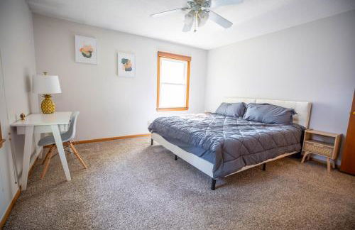 Work & Relax, 3BR Home with Office, Close to Downtown & Prairie Trail, Parking - Foto 2