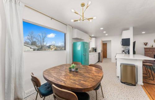 The Aspen is a mid-century modern upstairs unit. - Foto 15