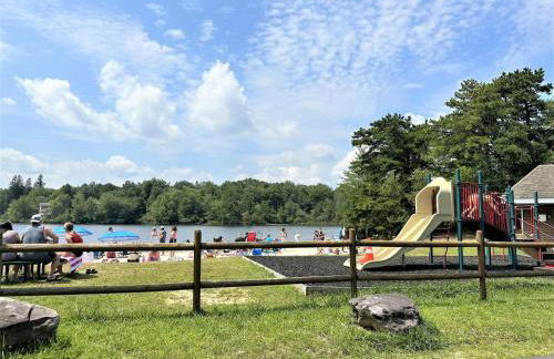 WOW!! Ultimate Pocono Retreat, Hot Tub, Game Room, Deck, Lakes, Skiing, Pools - Foto 44