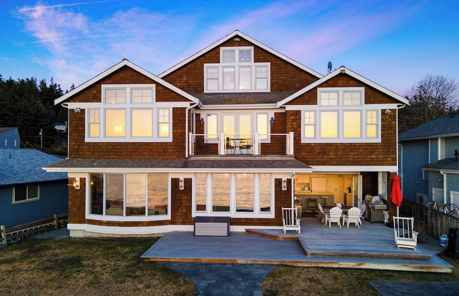 Waterfront 4bdr w/ Deck, Stunning Views, Fire Pit Cedar Street by Avantstay - Foto 2