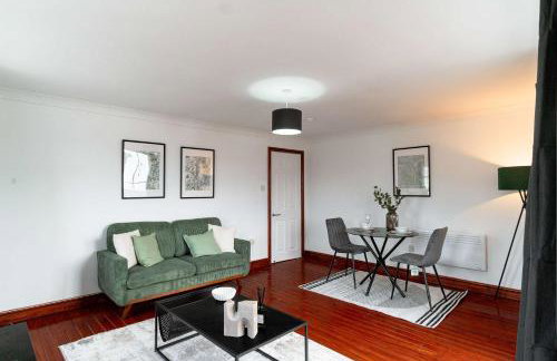 Bright 1 Bed Harbour-side Apartment with Balcony - Photo 11