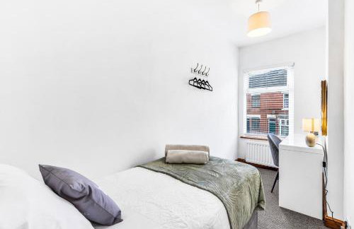 Comfortable 3 Bedroom Gem with 2 Bathrooms Perfect for Groups - Photo 14