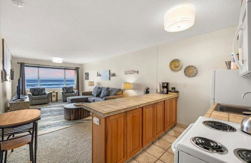 Oceanfront Suite - Top Floor - Sleeps 4 - Pool and Sauna - Foto 12