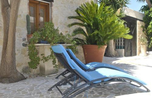 Attractive Greek House with Private Pool near Sea & City Center - Photo 34