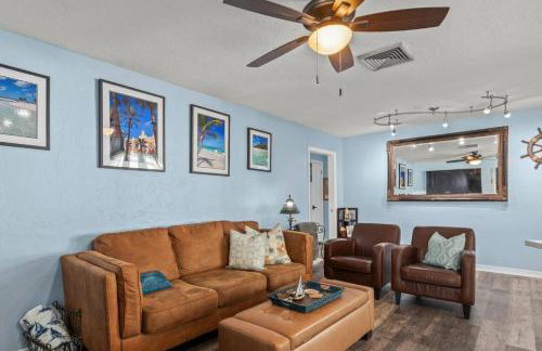 Pirates Den a 4BR Pet-Friendly Waterfront Oasis with Pool, Dock, Personal Water Boats, Fire Pit, Game Room and Bar - Foto 7