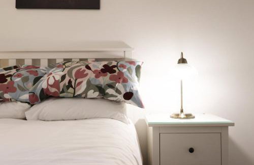 Modern Comfort Near Castle St with WiFi & Parking! - Foto 26