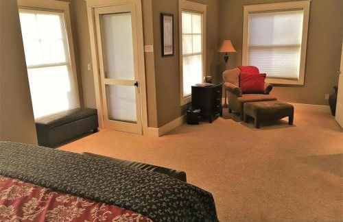 Riverfront condo with balcony, king bed STR#267 - Photo 12