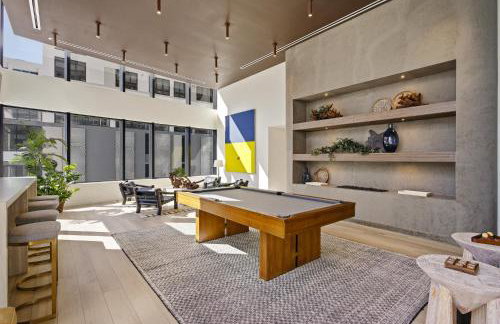 Upscale Downtown Condo Pool Gym & Skyline Views - Foto 4