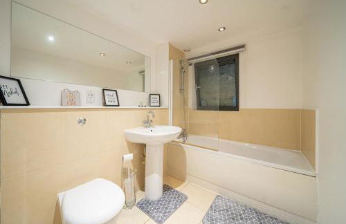 Spacious 2 Bedroom 6 Minute Drive from Huddersfield Town Centre - Ideal Stay - Foto 23