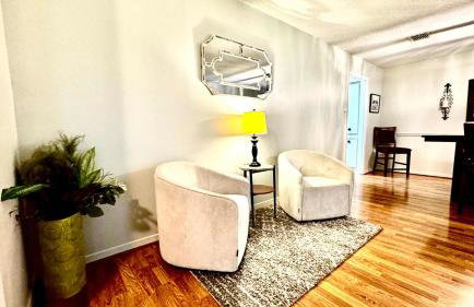 Stylish 4BR Retreat in Cypress - King Bed -Fireplace -Outdoor Patio - TVs in 4 Rooms - Foto 8