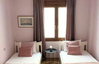 4BR Newly Renovated Retreat Tranquil Coastal Haven - Photo 3