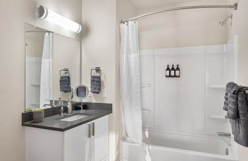 Convention Ctr - Stylish 2BD,2BA with Pool,Gym and Hot tub - Foto 30