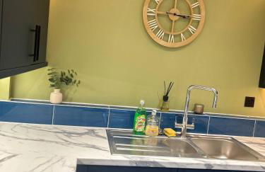 Modern Central Manchester Condo Next To AO Arena - Parking - Local Attractions - Foto 13