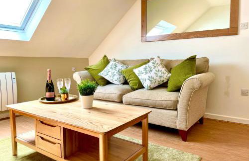 Private, Couples Forest Escape - Free Parking - Stunning & Stylish 1 Bedroom Coach house! - 5 Minute Walk to a great bistro pub! - Great Location - Fast WiFi - Smart TV - Newly Refurbished! Direct New Forest access Close to Burley - Photo 12