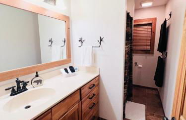 Maggie Valley 4BR Cabin with Hot Tub in Serene Forest - Foto 16