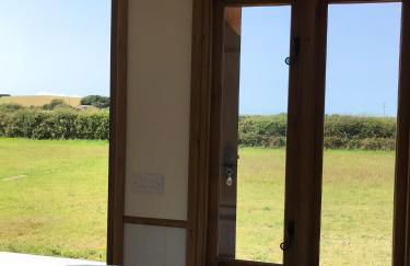 Ty Beti at Gorlan yr Efail Shepherds Hut with Private Hot Tub - Foto 33