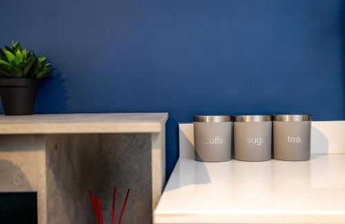 Modern 2-Bed Apartment - Near Train and Town - Parking Available - Foto 11