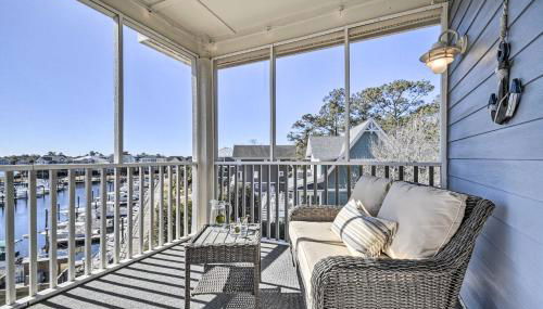 Spacious Southport Condo with Balcony! - Foto 2