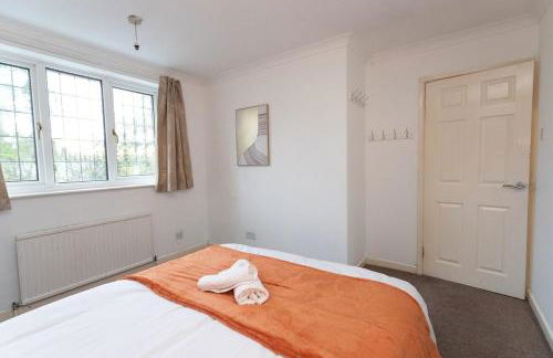 Elegant 5-Bed Home, Families & Friends, Sleeps 6, Parking, Free Wi-Fi - Foto 38