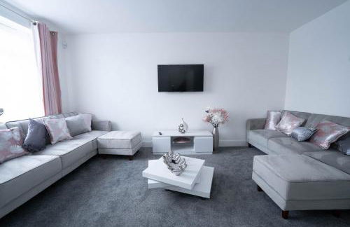 Entire Modern Home with Private Parking for 6/8 Persons - Photo 7