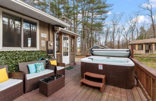 NEW! Woodland Retreat - Hot tub Game Room Firepit - Foto 37