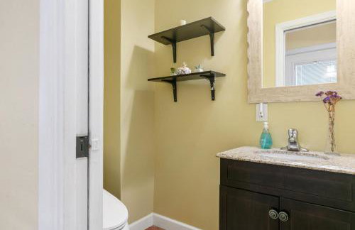 Spacious 4BR 2 5BA Family Retreat Pool Near Beach - Foto 41