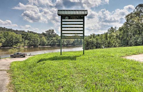 Walk to White River Home with Deck in Flippin! - Foto 28