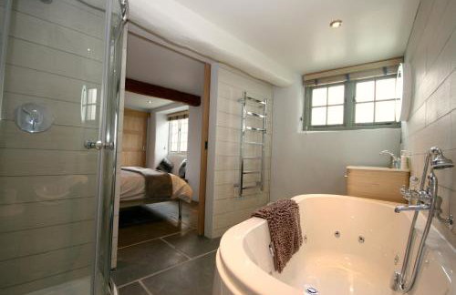 Putsborough Manor 3 Self Catering Cottages with Beach a short walk, dog friendly all year, On site Tennis, Play Area, Paddock, Spa baths, BBQ, Private Gardens, Superfast WIFI - Photo 25