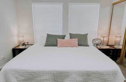 Charming Stay with Pool and Dedicated Workspace - Foto 3