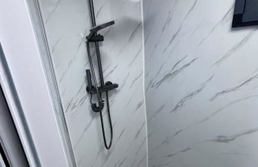 Glamping Pod with a Hot Tub in Orchard - Foto 8